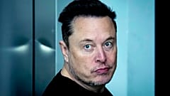 O CEO da Tesla, Elon Musk, deixa a Tesla Gigafactory para carros eléctricos após uma visita em Gruenheide, perto de Berlim, Alemanha, 13 de março de 2024