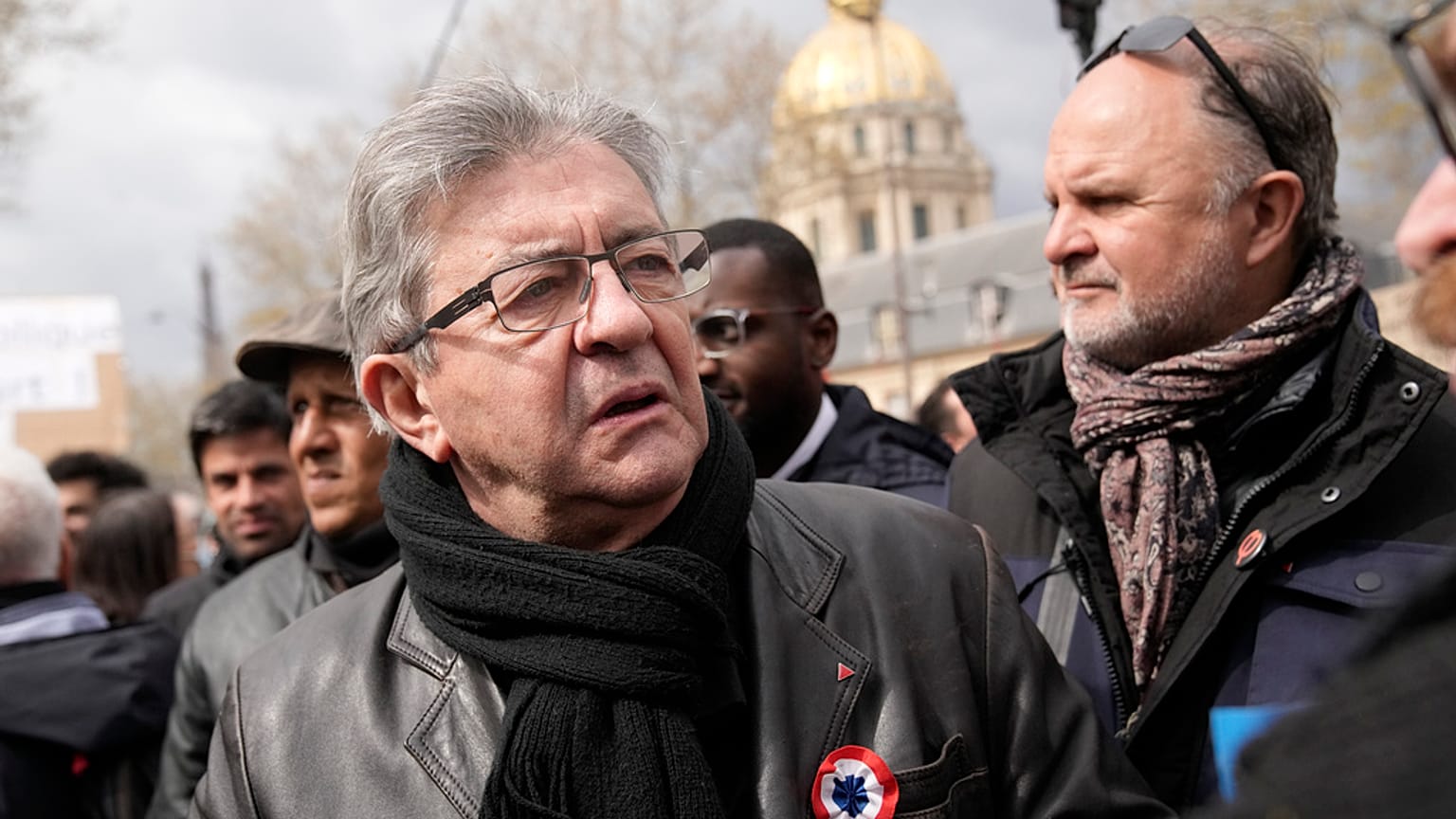 O político de extrema-esquerda Jean-Luc Melenchon participa numa manifestação na quinta-feira, 6 de abril de 2023, em Paris.
