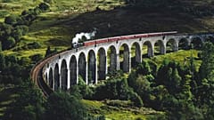 El lujoso tren Royal Scotsman atraviesa el emblemático viaducto de Glenfinnan
