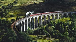 El lujoso tren Royal Scotsman atraviesa el emblemático viaducto de Glenfinnan