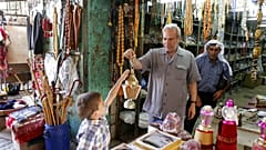 بائع فلسطيني يحمل لعبة مصابيح في  اليوم الأول من شهر رمضان المبارك في مدينة الخليل بالضفة الغربية