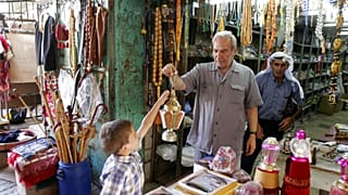 بائع فلسطيني يحمل لعبة مصابيح في  اليوم الأول من شهر رمضان المبارك في مدينة الخليل بالضفة الغربية