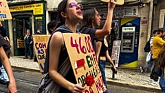 Студенческие протесты 21 марта в Лиссабоне. В руках демонстрантов символ революции - гвоздики.