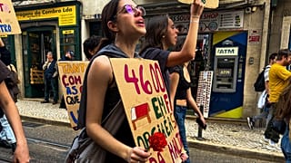 Jóvenes protestan en una marcha contra la precariedad estudiantil el 21 de marzo en Lisboa. Sostienen claveles, el símbolo de la revolución.