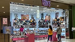 Malezyalı ayakkabı şirketi Vern's Holdings'in bir alışveriş merkezindeki mağazası
