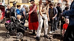 Os cidadãos da aldeia livre Christiania desenterram em conjunto as pedras da rua Pusher, em Copenhaga, Dinamarca, no sábado, 6 de abril de 2024. 