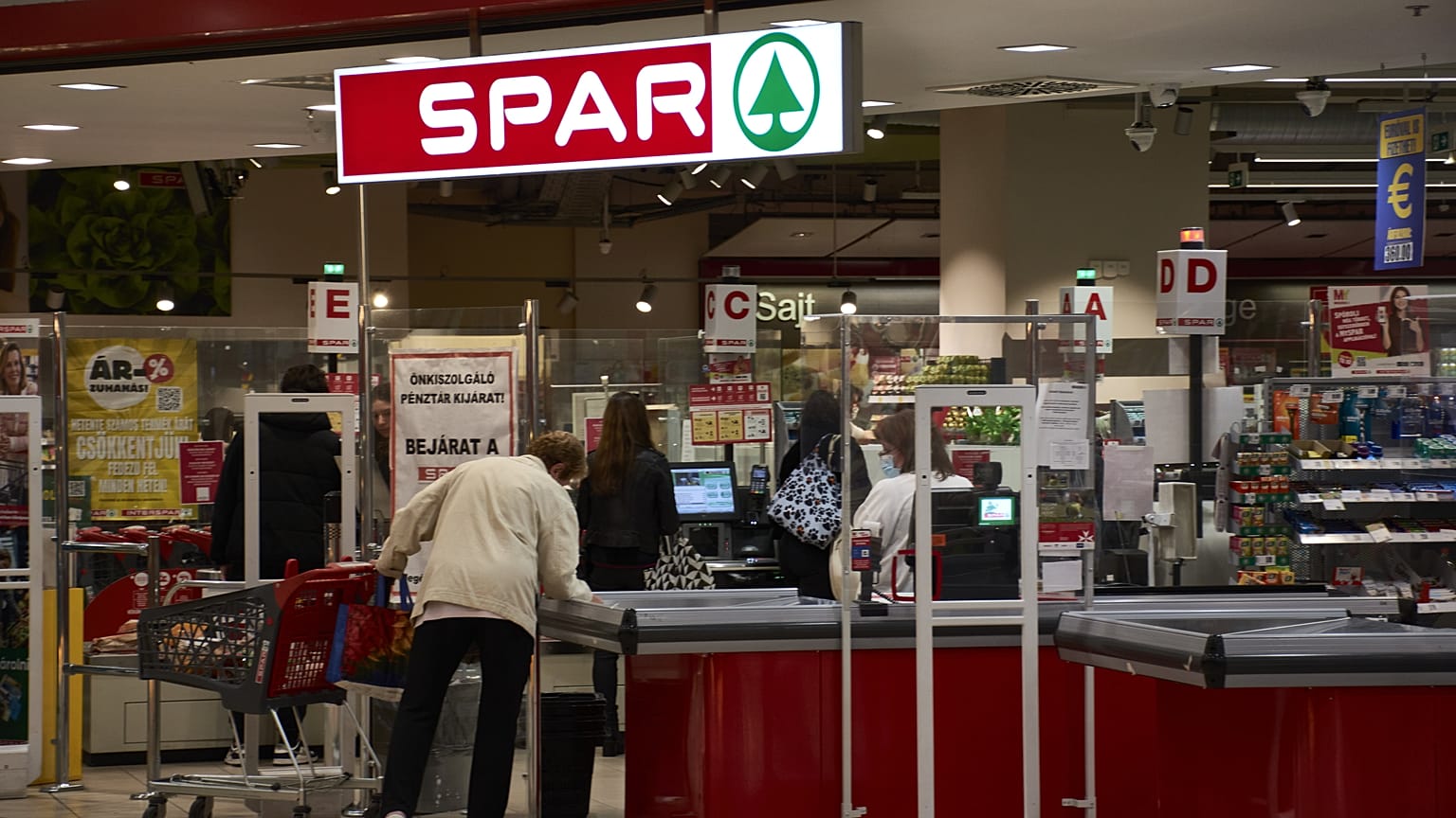 A SPAR élelmiszer-üzletlánc áruháza a budapesti Sugár Üzletközpont földszintjén