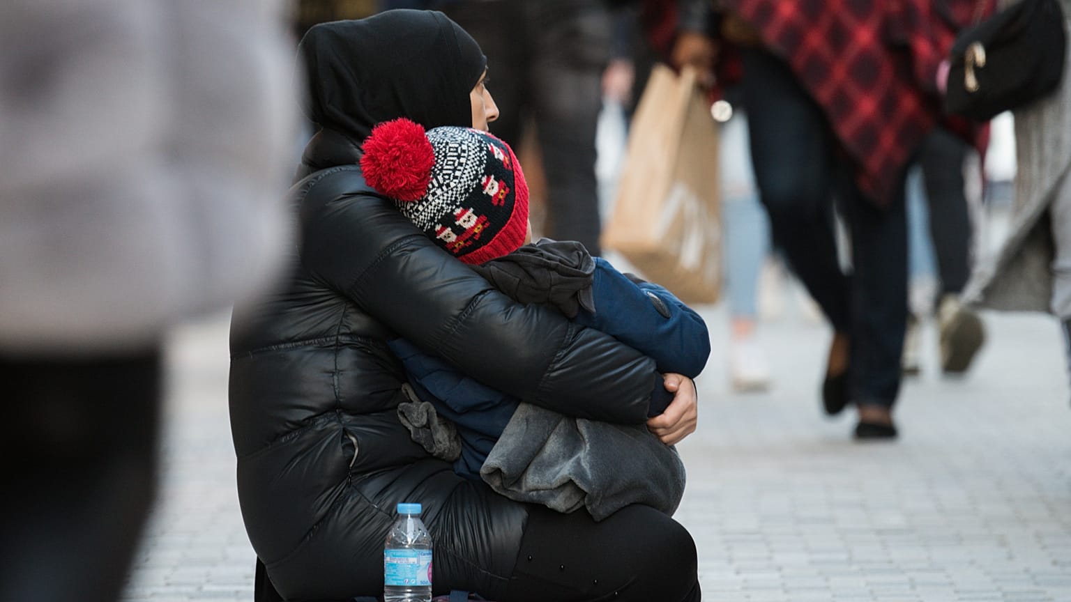 Una donna che chiede l'elemosina per strada a Bruxelles, in Belgio
