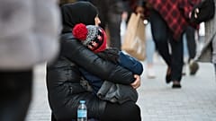 Γυναίκα ζητιανεύει στο δρόμο στις Βρυξέλλες, Βέλγιο.