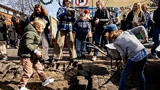 Los ciudadanos de la aldea libre Christiania desentierran conjuntamente los adoquines de Pusher Street, en Copenhague, Dinamarca, el sábado 6 de abril de 2024.