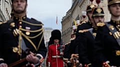 La Guardia británica y la francesa desfilan por primera vez juntas en el Palacio del Elíseo, París.