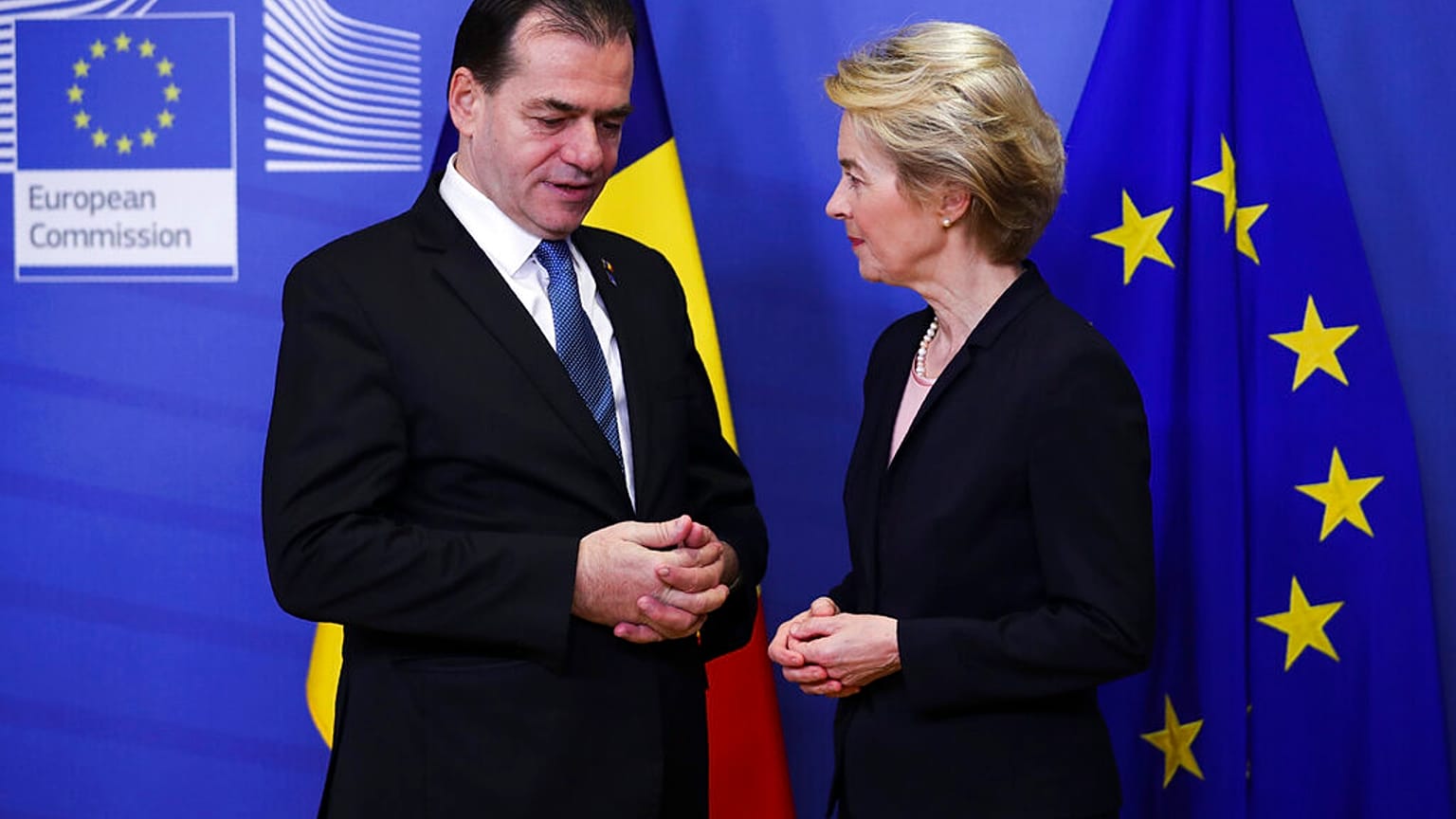 Als Ministerpräsident Rumäniens traf sich Ludovic Orban (links) mit der Präsidentin der Europäischen Kommission, Ursula von der Leyen (rechts). 