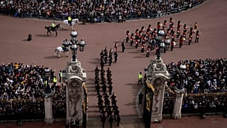 Σκωτσέζοι φρουροί και στρατιώτες από το France 1er Regiment de la Garde Republicaine συμμετέχουν στην τελετή αλλαγής της φρουράς στο παλάτι του Μπάκιγχαμ,