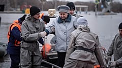 In der russischen Stadt Orsk in der Region Orenburg haben sich Hunderte Menschen zu einer Protestaktion versammelt.