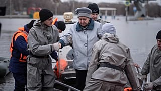 Los servicios de emergencia ayudan durante las evacuaciones en Orsk, Rusia
