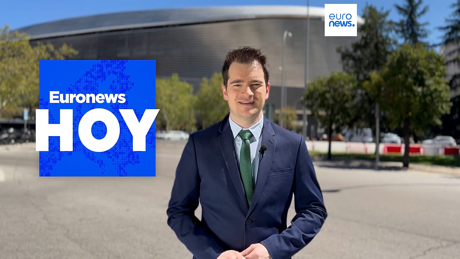 Juan Carlos de Santos ('Euronews') frente al Estadio Santiago Bernabéu de Madrid.