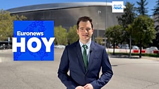 Juan Carlos de Santos ('Euronews') frente al Estadio Santiago Bernabéu de Madrid.