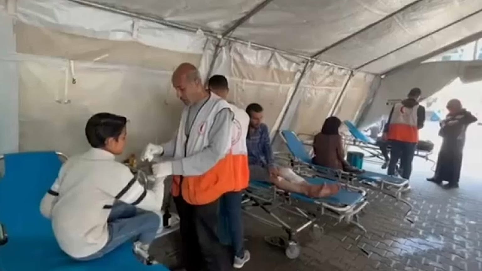 علاج المصابين في جباليا