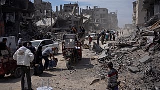 Un grupo de palestinos caminaba el martes entre la devastación causada por los ataques de Israel, que ha retirado tropas de la ciudad