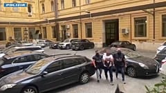 Menschen steigen aus Auto aus, die Gesichter wurden unkenntlich gemacht