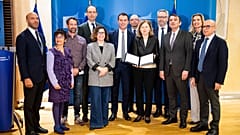 EU-Kommissionsvizepräsidentin Věra Jourová präsentiert den Verhaltenskodex gemeinsam mit ihren Kolleg:innen.