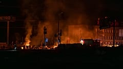 Des secouristes éteignent le feu sur le site d'une attaque de drone russe à Kharkiv, en Ukraine, samedi 6 avril 2024.