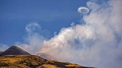 Anillos de vórtice volcánico emergen de un nuevo cráter de fosa en el lado norte del cráter sureste del volcán Etna en Sicilia, Italia, 5 de abril de 2024. 