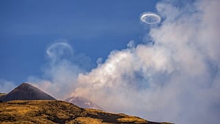Anillos de vórtice volcánico emergen de un nuevo cráter de fosa en el lado norte del cráter sureste del volcán Etna en Sicilia, Italia, 5 de abril de 2024.