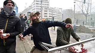 Dezenas de manifestantes anti-NATO entram em confronto com a polícia em Nápoles