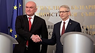 Dimitar Glavcsev (balra), az átmeneti kormány miniszterelnöke kezet fog a leköszönő kormányfővel, Nyikolaj Denkovval (jobbra)