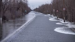 El agua inunda la carretera entre las partes superior e inferior de la ciudad después de que una parte de una presa reventara, en Orsk, Rusia, el lunes 8 de abril de 2024.