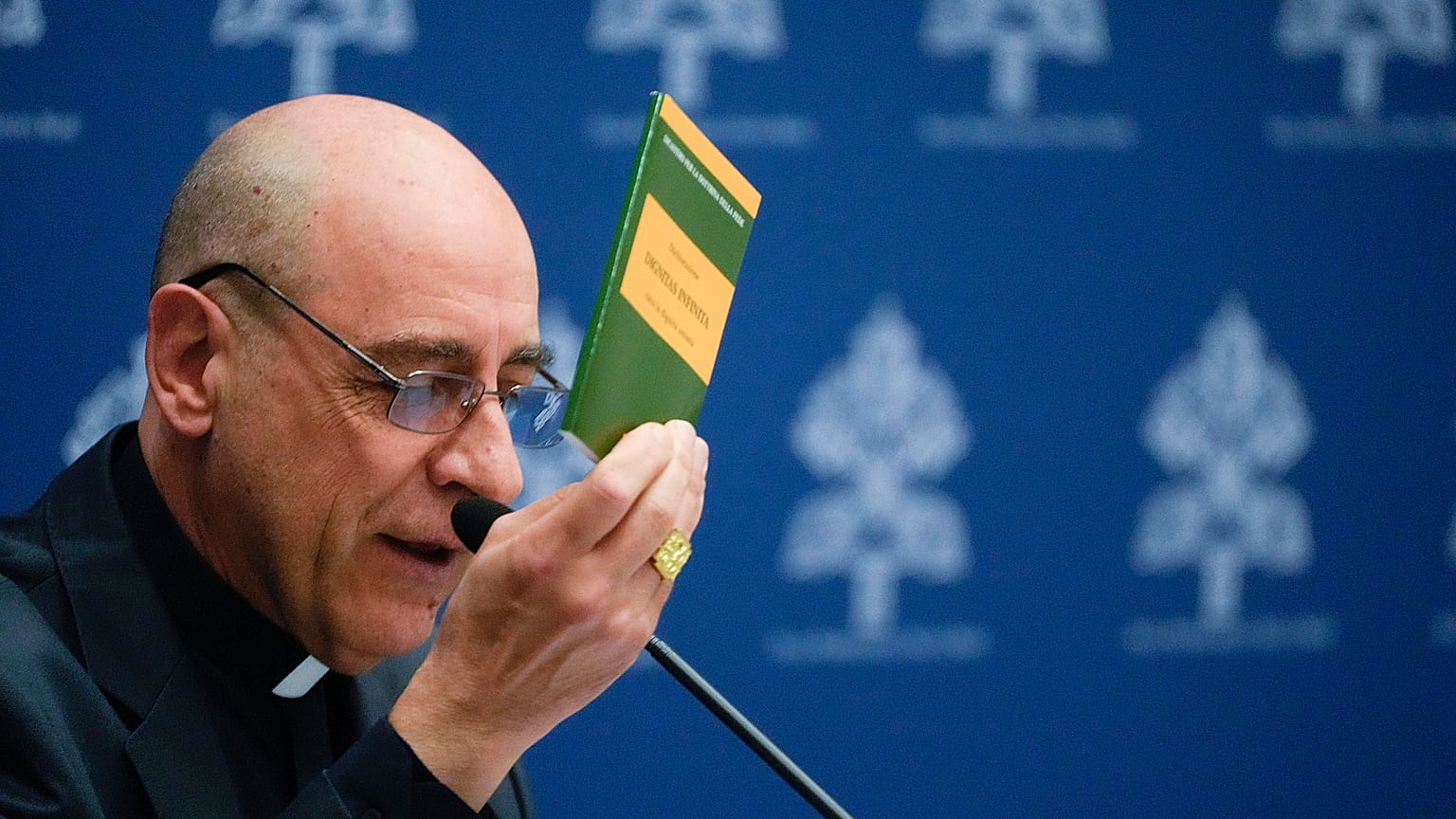 O Prefeito do Dicastério para a Doutrina da Fé do Vaticano, Cardeal Victor Manuel Fernandez, apresenta à imprensa a declaração "Dignitas Infinita" (8 de abril de 2024)