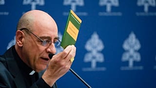 O Prefeito do Dicastério para a Doutrina da Fé do Vaticano, Cardeal Victor Manuel Fernandez, apresenta à imprensa a declaração "Dignitas Infinita" (8 de abril de 2024)