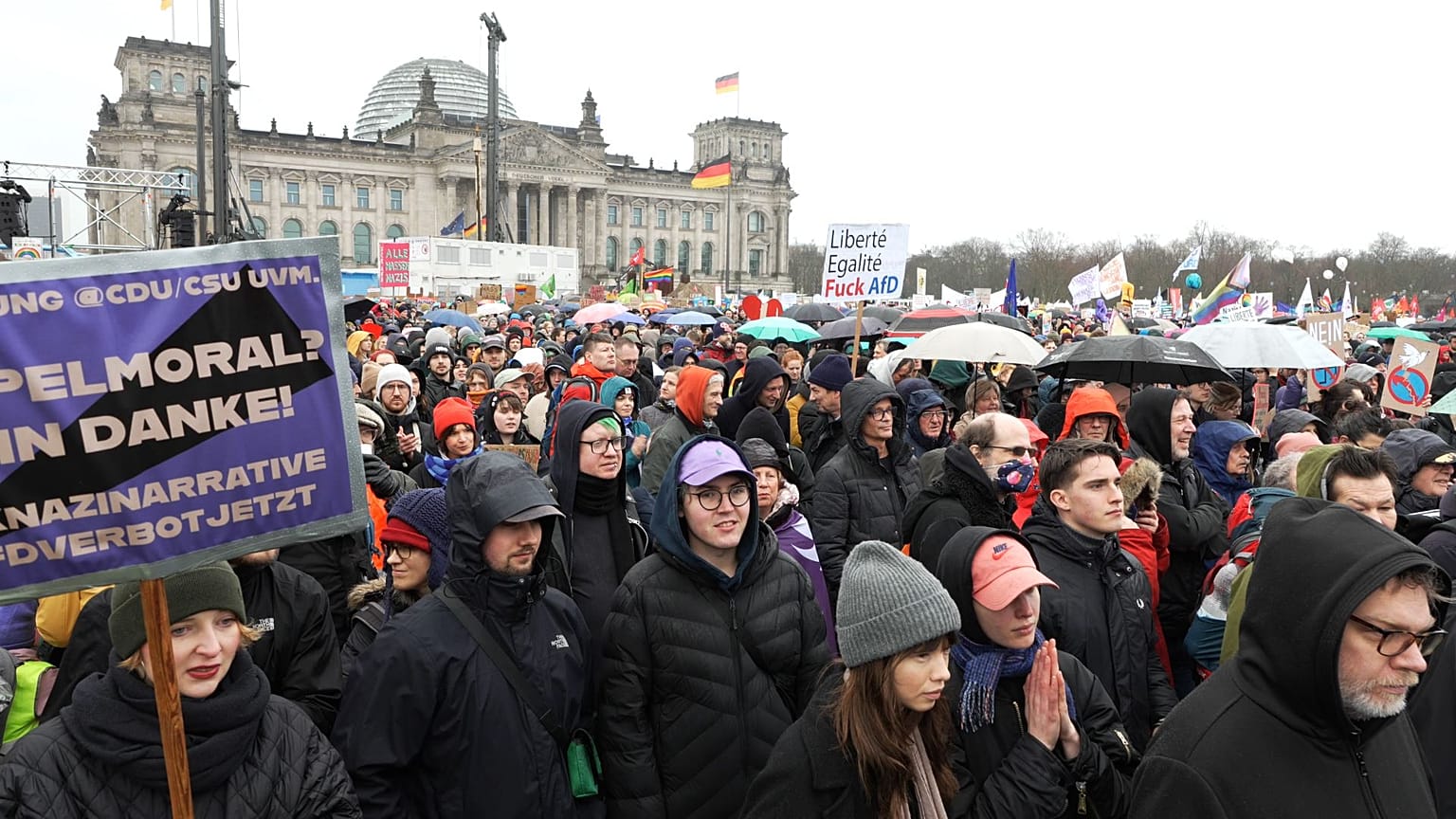 Manifestanti anti-AfD davanti al Parlamento tedesco a Berlino, in Germania
