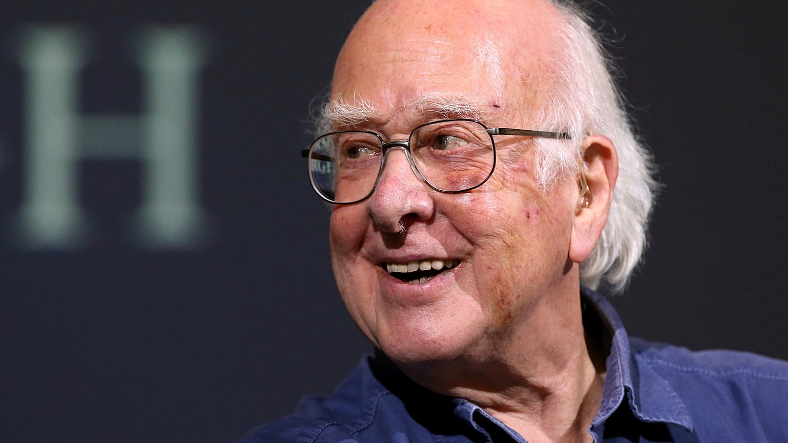 El profesor británico Peter Higgs sonríe durante una conferencia de prensa en Edimburgo, Escocia, el 11 de octubre de 2013.