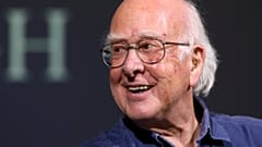 El profesor británico Peter Higgs sonríe durante una conferencia de prensa en Edimburgo, Escocia, el 11 de octubre de 2013.