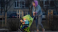 مادر مجرد به همراه کودکش در اوکراین