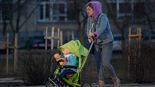 مادر مجرد به همراه کودکش در اوکراین