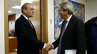 Ο υπουργός Εθνικής Οικονομίας και Οικονομικών Κωστής Χατζηδάκης (Α) ανταλλάσσει χειραψία με τον ευρωπαίο επίτροπο Οικονομίας Πάολο Τζεντιλόνι