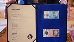 Des billets de 5 et 10 livres sterling portant le portrait du roi Charles III de Grande-Bretagne, qui entreront en circulation le 5 juin.