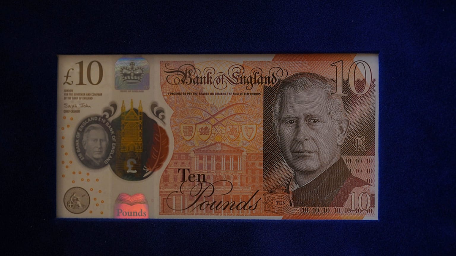 Un billete de 10 libras con el rostro de Carlos III del Reino Unido
