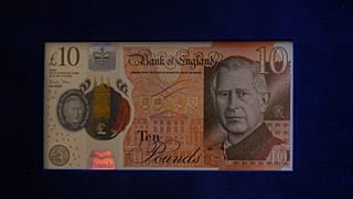 Un billete de 10 libras con el rostro de Carlos III del Reino Unido