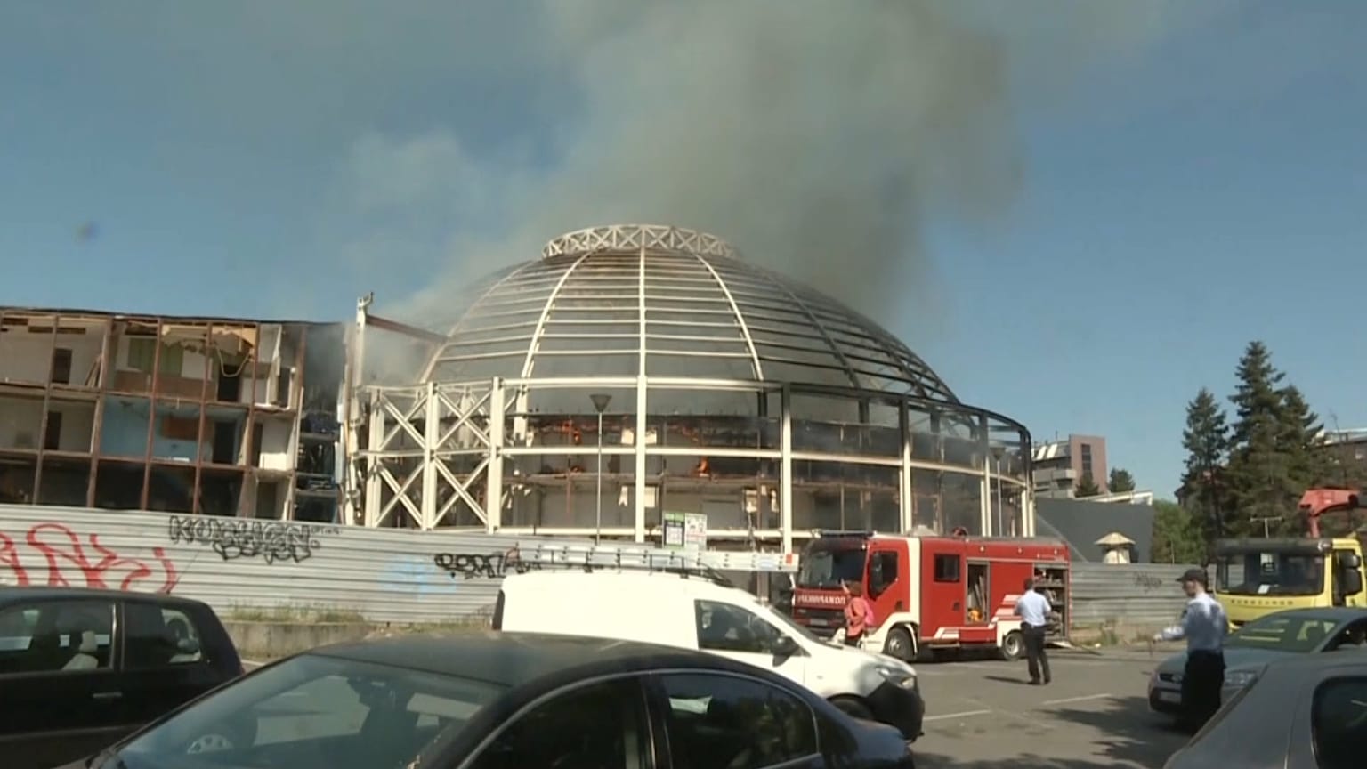 Bomberos intentan apagar el incendio en el Salón Universal de Skopie, Macedonia del Norte.