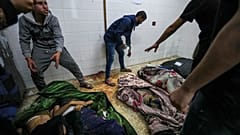 Les corps des personnes tuées lors du bombardement israélien de la bande de Gaza à l'hôpital al Aqsa à Deir el-Balah, dans la bande de Gaza, le mardi 9 avril 2024.