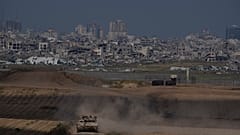 Soldados israelíes se desplazan sobre un tanque cerca de la frontera entre Israel y Gaza, en una imagen tomada desde el sur de Israel, el martes 9 de abril de 2024.