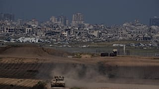Soldados israelitas num tanque perto da fronteira Israel-Gaza, visto do sul de Israel, terça-feira, 9 de abril de 2024.