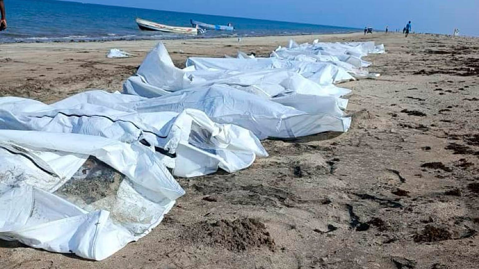 جثث ضحايا القارب الذي غرق قبالة سواحل جيبوتي 