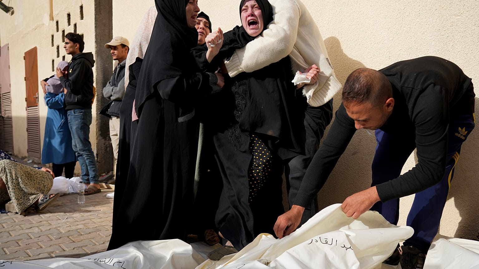فلسطينيون ينعون أقاربهم الذين قتلوا في القصف الإسرائيلي - دير البلح 19 نوفمبر 2023
