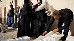 فلسطينيون ينعون أقاربهم الذين قتلوا في القصف الإسرائيلي - دير البلح 19 نوفمبر 2023