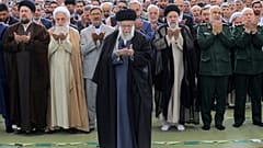 المرشد الإيراني الأعلى علي خامنئي يؤم صلاة العيد